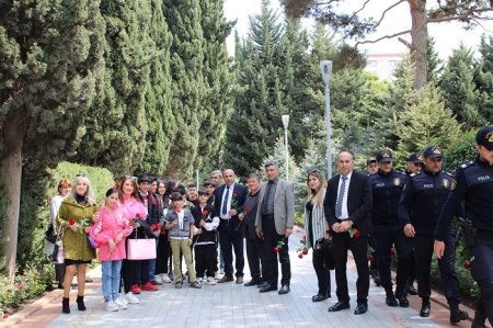 Fəlsəfə və Sosiologiya İnstitutunun alimləri Fəxri Xiyabanda ulu öndər Heydər Əliyevin məzarını ziyarət ediblər