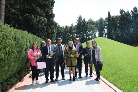 Scientists of the Institute of Philosophy and Sociology visited the grave of great leader Heydar Aliyev in the Alley of Honors