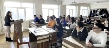 Gənc alim, dosent Günel Məlikli Bakı Dövlət Universitetinin tələbələrinə Xocalı soyqırımı ilə bağlı mühazirə demişdir