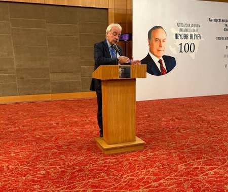 Professor İlham Məmmədzadə “Ulu öndərin siyasi irsi və güclü dövlət fəlsəfəsi” mövzusunda çıxış edib