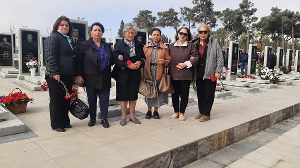 Fəlsəfə və Sosiologiya İnstitutunun Qadınlar Şurası Şəhidlər Xiyabanını ziyarət ediblər