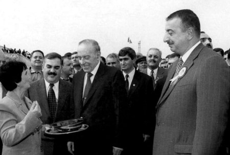 Dosent Günel Məlikli “Heydər Əliyev və Naxçıvanda Azərbaycan dövlətçiliyinin möhkəmləndirilməsi” mövzusunda çıxış edib