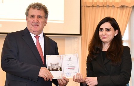  Elmi işçi  Nigar İsmayılova AMEA prezidenti  İsa Həbibbəyli tərəfindən  “İlin gənc alimi”  diplomu ilə təltif olunub
