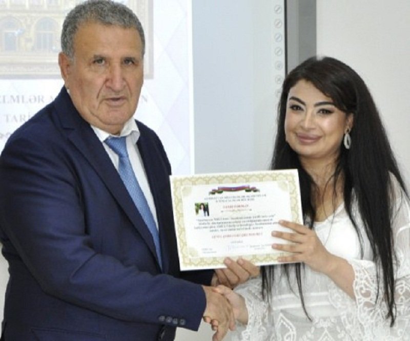 Dosent Günel Məlikli “Bakinski raboçi” qəzetinə Elm günü və AMEA-nın 80 illik yubileyi  ilə bağlı müsahibə verib
