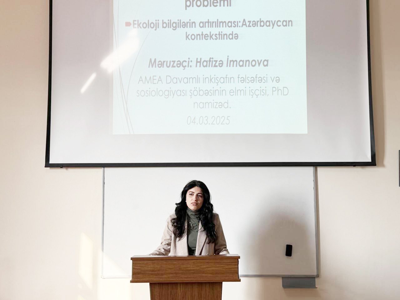Elmi işçi Hafizə İmanova Naxçıvan Dövlət Universitetinin tələbələrinə ekoloji təlim keçib