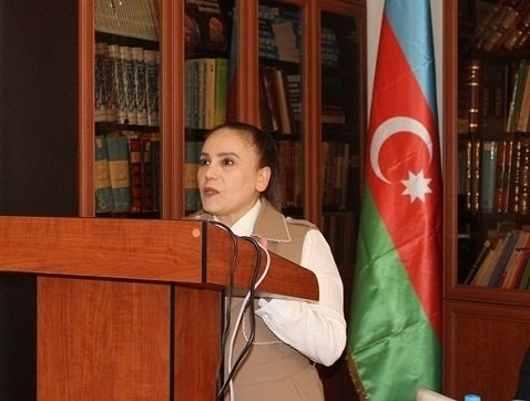 Dosent Əntiqə Paşayeva “Azərbaycan Respublikasının Konstitusiyasında etik normalara fəlsəfi və hüquqi baxış” adlı məruzə ilə çıxış etmişdir