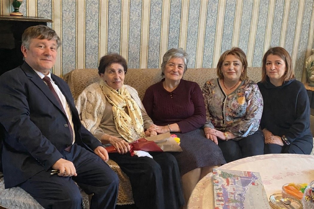 8 Mart günü münasibətilə AMEA Fəlsəfə və Sosiologiya İnstitutunun əməkdaşları f.e.d. Rəfiqə Əzimovanın qonağı olub