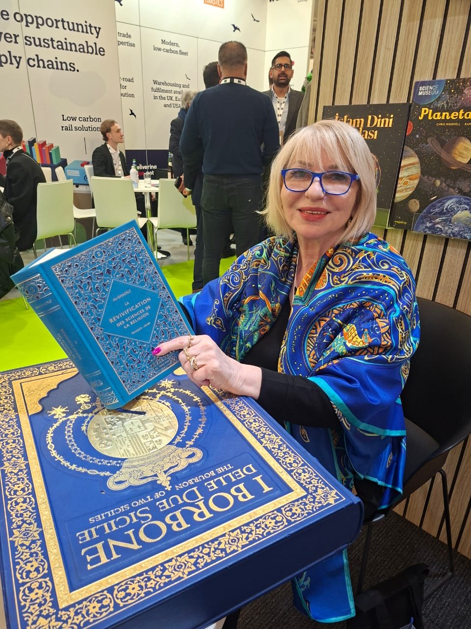 Dosent Zöhrə Əliyeva Londonda keçirilən Beynəlxalq kitab sərgisində iştirak edib