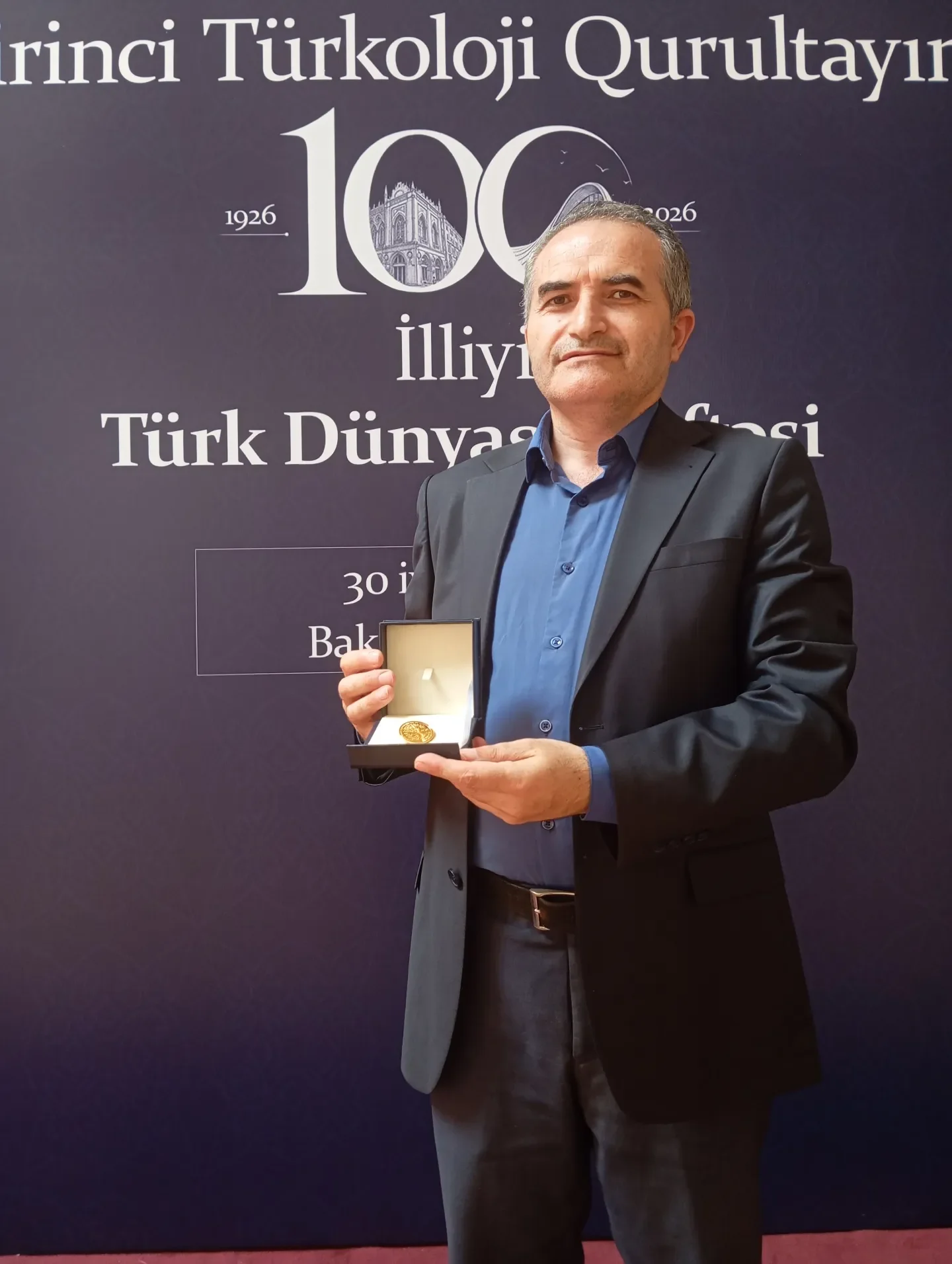 Faiq Ələkbərliyə Birinci Türkoloji Qurultayın 100 illik yubileyi münasibətilə təsis edilmiş xatirə döş nişanı verilib
